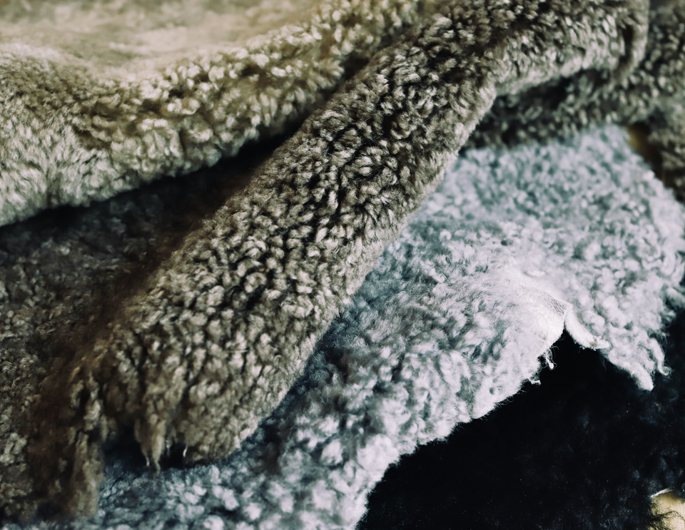 CURLY SHEEPSKIN BLACK